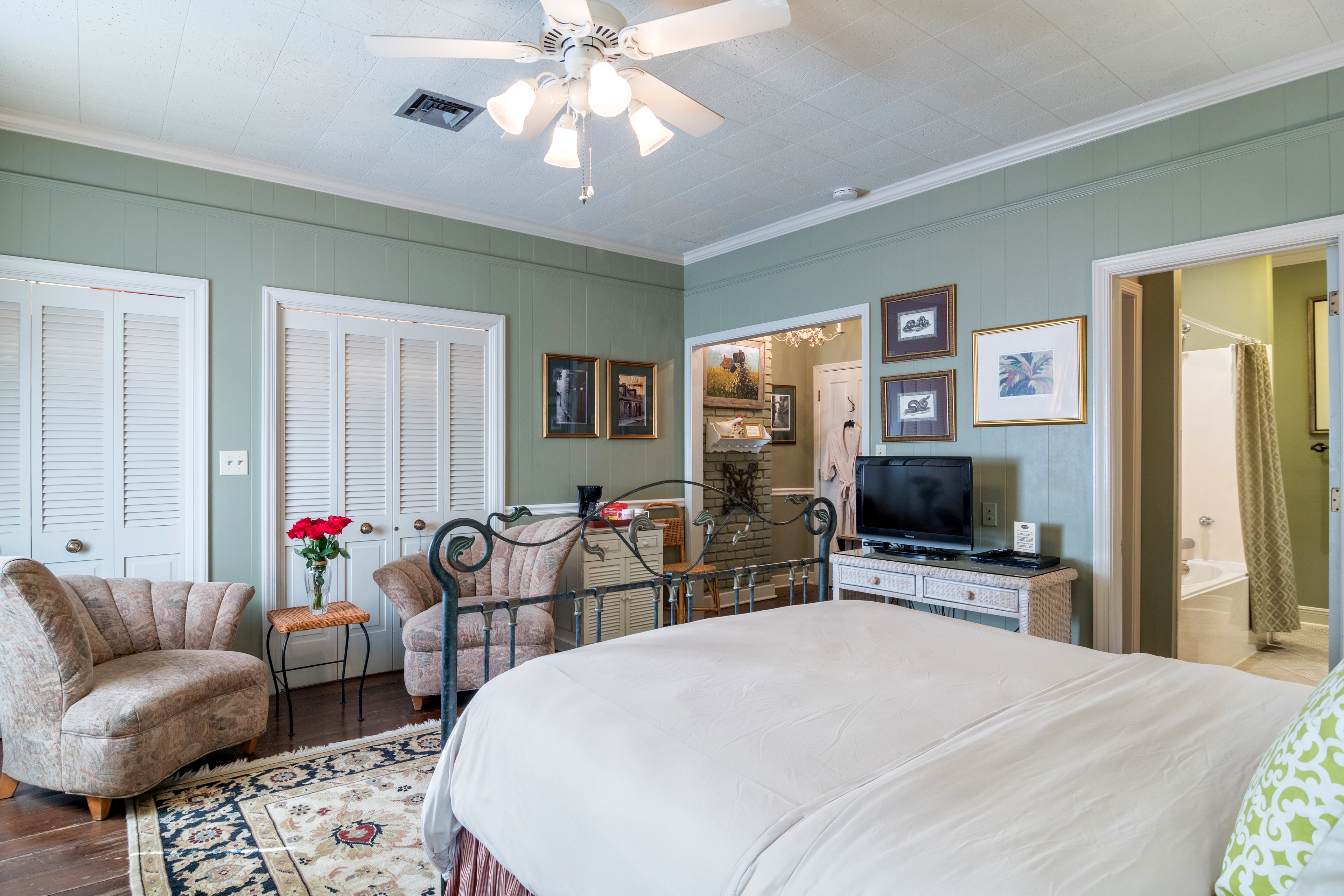 Garden Room with queen-size bed, sitting area